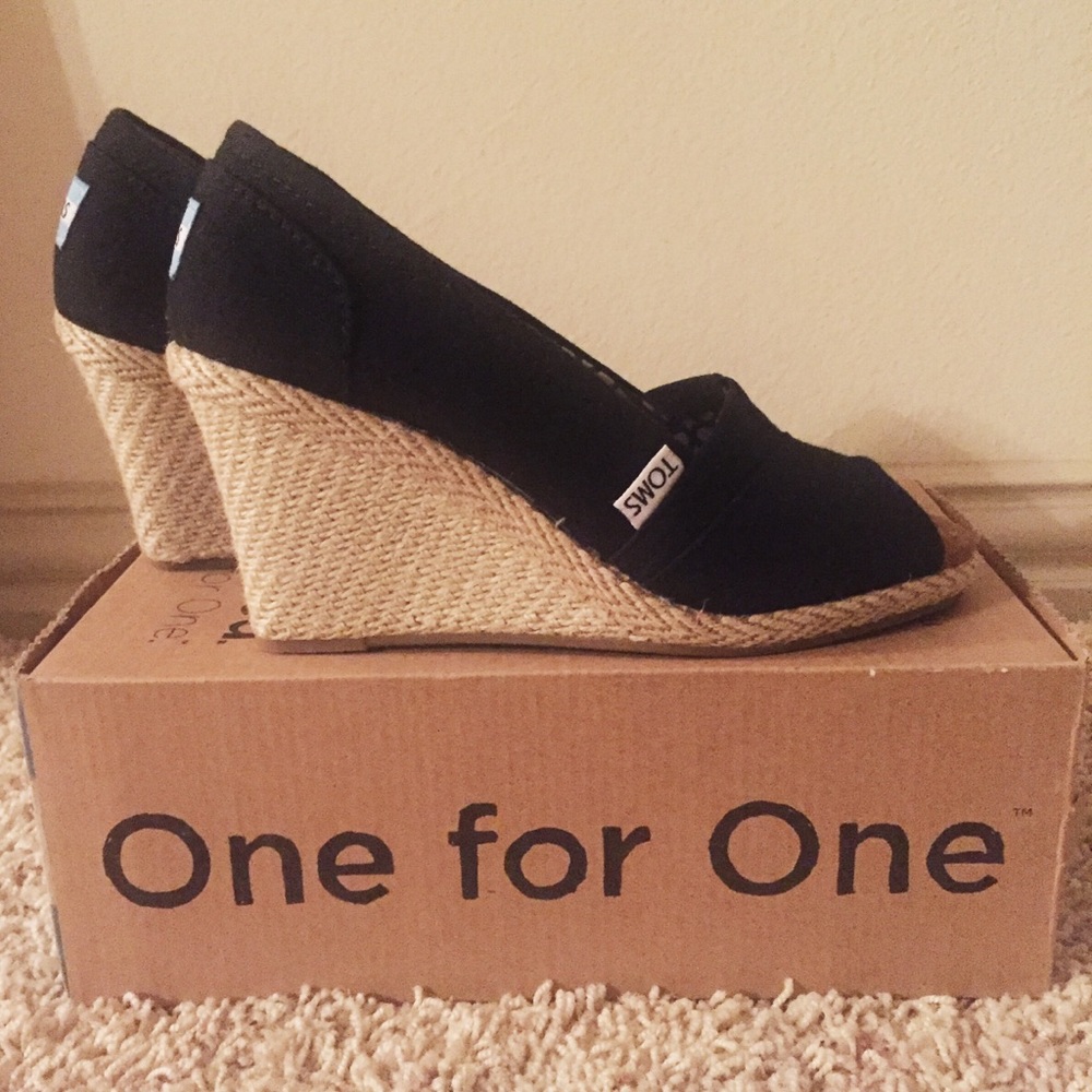 Toms black wedges